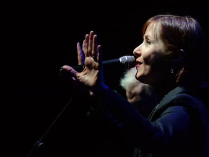 Suzanne Vega, durante su actuación la noche del viernes en el Teatro-Auditorio de Sant Cugat del Vallès.