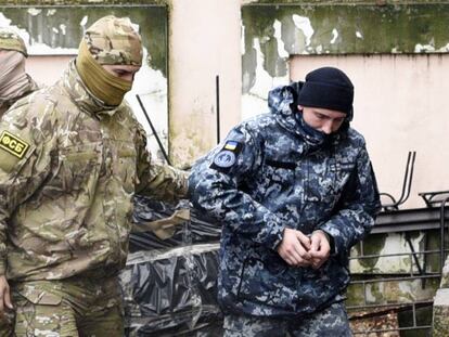 Un marinero ucranio (derecha) es escoltado este martes por un oficial ruso a la corte de Simferopol (Crimea).