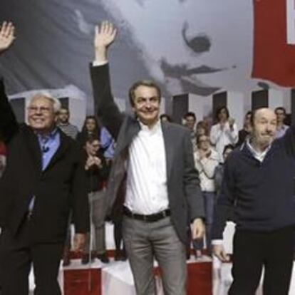 Los expresidentes Felipe González y José Luis Rodríguez Zapatero junto con el secretario general del PSOE y lider de la oposición Alfredo Pérez Rubalcaba.