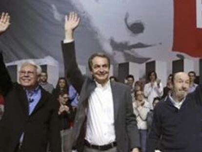 Los expresidentes Felipe González y José Luis Rodríguez Zapatero junto con el secretario general del PSOE y lider de la oposición Alfredo Pérez Rubalcaba.