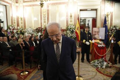 Alfonso Guerra visiblemente emocionado tras su paso ante el féretro de Alfredo Pérez Rubalcaba en la capilla ardiente instalada en el Congreso de los Diputados.