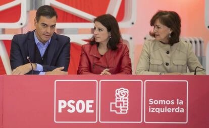 Desde la izquierda: Pedro Sánchez, Adriana Lastra y Carmen Calvo, en la ejecutiva del PSOE.