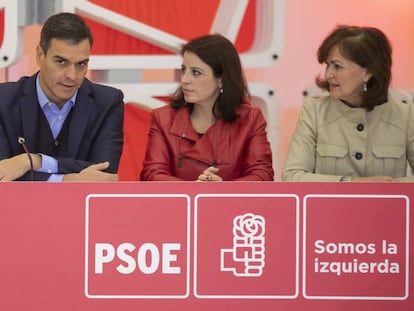 Desde la izquierda: Pedro Sánchez, Adriana Lastra y Carmen Calvo, en la ejecutiva del PSOE.