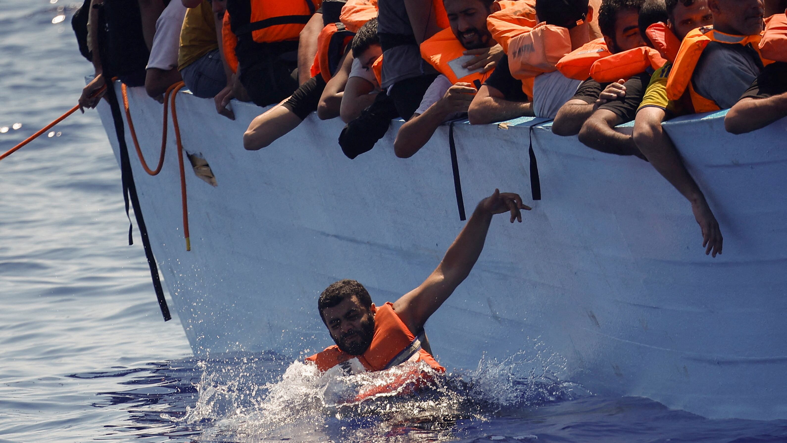 ONG italiane stimano mille migranti morti nei naufragi dell'uragano Harry