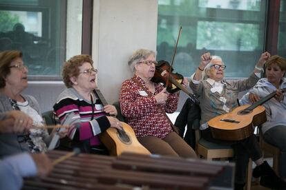 Un moment del taller de música destinat a malalts d'Alzheimer que s'ha fet a L'Auditori.