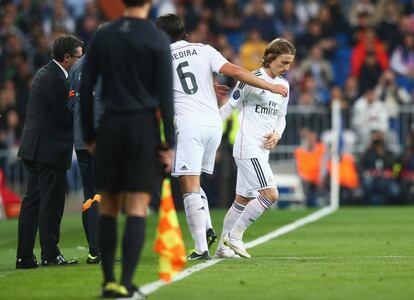 Modric vuelve a jugar después de su lesión y sustituye a Khedira en el partido. Ancelotti ya anunció que le daría minutos para que el croata vaya cogiendo forma.