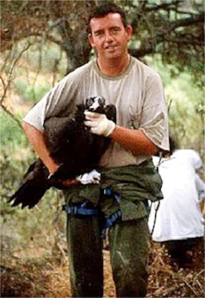 Emilio Costillo, autor de <i>Biología y conservación de las poblaciones de buitre negro en Extremadura</i>