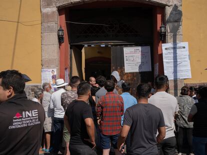 Ciudadanos hacen fila afuera de la casilla especial de la Casa de Arte Xochimilco, este 2 de junio.