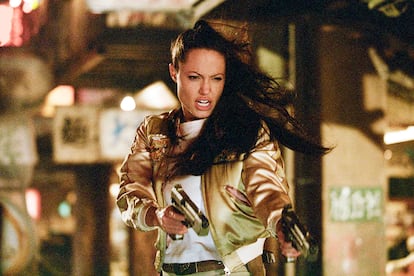 Angelina Jolie – Mientras que muchas de las actrices de la lista se convirtieron en iconos del cine de acción dando vida al mismo personaje, en el caso de Jolie, el empeño por erigirse en una referente del género abarca ya varias décadas y media docena de trabajos. La californiana ha llenado las butacas con cada intentona: desde su mítica Lara Croft en Tomb Raider hasta filmes como Sr. y Sra. Smith, Wanted, Salt o la próxima gran promesa taquillera de Marvel, Los Eternos. ¿Qué hay detrás de esta atracción por este tipo de proyectos? Según confesó, algo tan simple como que adora “dar saltos y romper cosas”.