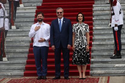 Durante el encuentro, cancilleres y jefes de Estado debatirán acuerdos en materia de cambio climático, seguridad alimentaria, brecha digital y abordarán una propuesta sobre créditos y arquitectura financiera internacional. En la imagen, el presidente de República Dominicana, Luis Abinader, posa junto a su esposa, Raquel Arbaje Soni, y el presidente de Chile, Gabriel Boric, durante el desarrollo de la XXVIII Cumbre Iberoamericana.
