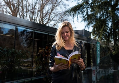 Estela Gonzalo Muñoz, directora de la Biblioteca Municipal Eugenio Trías-Casa de Fieras, en el parque del Retiro en Madrid.