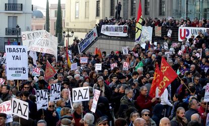 Ambiente durante la protesta contra la guerra en la plaza del Museo Reina Sofía.