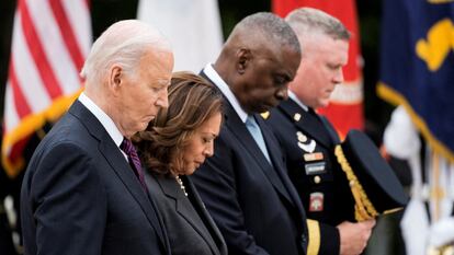 Joe Biden, Kamala Harris, Lloyd Austin y Trevor J. Bredenkamp asisten a una ceremonia en honor del Día de los Caídos en el Cementerio Nacional de Arlington, en Washington (EE UU), este 27 de mayo.