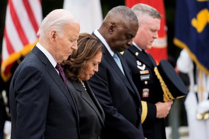 Joe Biden, Kamala Harris, Lloyd Austin y Trevor J. Bredenkamp asisten a una ceremonia en honor del Día de los Caídos en el Cementerio Nacional de Arlington, en Washington (EE UU), este 27 de mayo.