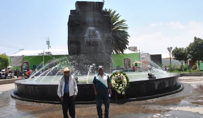 Habitantes de Coatlinch&aacute;n frente a la r&eacute;plica de Tl&aacute;loc en el 50 aniversario