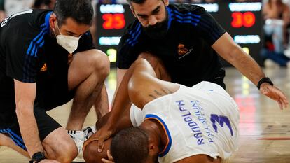 Anthony Randolph se duele de su rodilla durante el primer partido de la final de la Liga Endesa que disputaron el lunes frente al FC Barcelona en el Palau Blaugrana de Barcelona.