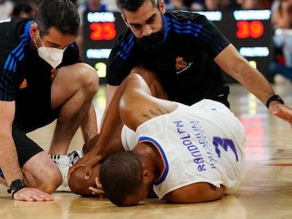 Anthony Randolph se duele de su rodilla durante el primer partido de la final de la Liga Endesa que disputaron el lunes frente al FC Barcelona en el Palau Blaugrana de Barcelona.