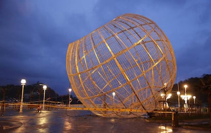 Situación en la que ha quedado la bola de luces navideña en el paseo de La Concha.