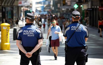 Dos policías municipales vigilan la calle de Preciados.