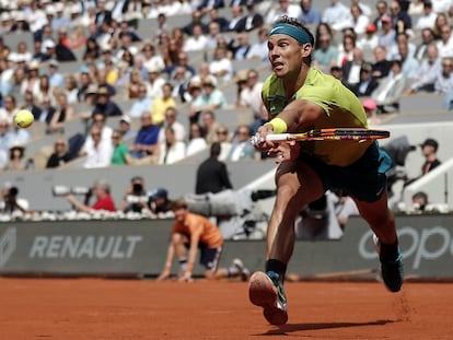 Nadal devuelve la pelota durante la final del domingo conta Ruud en la Chatrier.