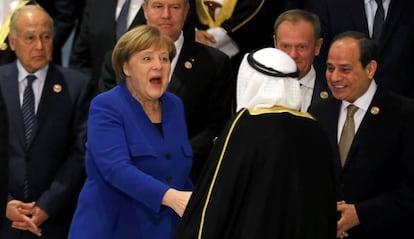 La canciller alemana, Angela Merkel, saluda un un participante en la cumbre de Sharm el Sheij (Egipto) junto a otros líderes europeos y árabes.