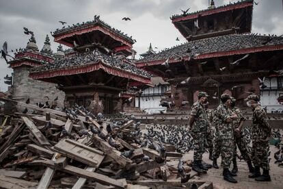 Soldados nepalíes entre los restos de edificios en la plaza de Durbar, gravemente dañada en el terremoto, el 29 de abril de 2015.