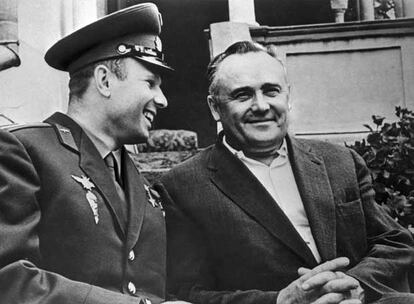 Serguéi Koroliov (derecha) conversa con el primer astronauta soviético, Yuri Gagarin, el 15 de septiembre de 1961.