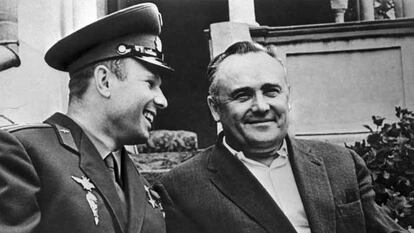 Serguéi Koroliov (derecha) conversa con el primer astronauta soviético, Yuri Gagarin, el 15 de septiembre de 1961.
