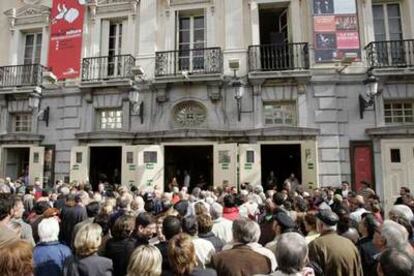 Muchos de los asistentes al homenaje a Eduardo Haro Tecglen siguieron el acto desde el exterior del teatro Español al completarse el aforo.