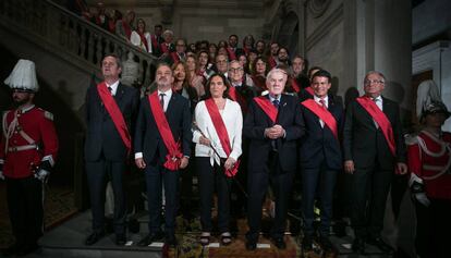 Ada Colau y los presidentes de los grupos municipales junto con el resto de los edilles.