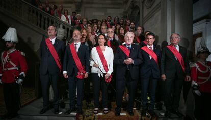 Ada Colau i els presidents dels grups municipals, amb la resta dels regidors.