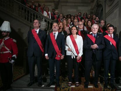 Ada Colau i els presidents dels grups municipals, amb la resta dels regidors.