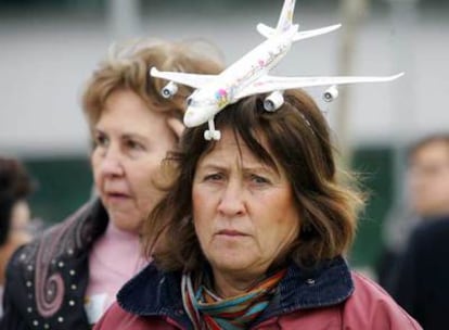 Vecinas de Tres Cantos protestan por el ruido de los aviones y reclaman el cierre de la radial 322.