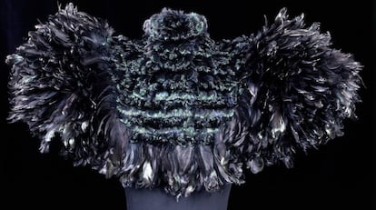 Capa de plumas de gallo elaborada en 1895 y que forma parte de la muestra 'Fashioned from Nature'.