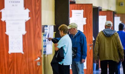 Votantes en las elecciones europeas comprueban una lista electoral en Sofia (Bulgaría).