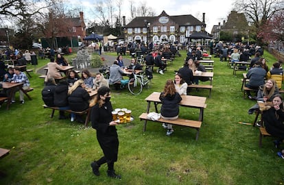 Clientes do pub Fox on The Hill, no sul de Londres, em uma área externa em 12 de abril.