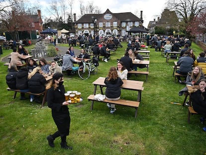 Clientes do pub Fox on The Hill, no sul de Londres, em uma área externa em 12 de abril.