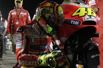 Rossi, inclinado junto a su moto antes del comienzo del Gran Premio.