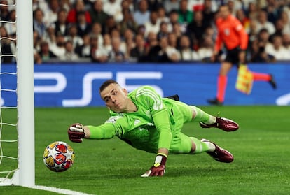 El portero del Real Madrid, Andriy Lunin, se tira de forma infructuosa en el primer gol de Bernardo Silva. 