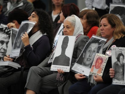 Manifestantes sostienen imágenes de personas desaparecidas durante la dictadura militar en Argentina, en un juzgado a las afueras de Buenos Aires, el 20 de abril de 2010.