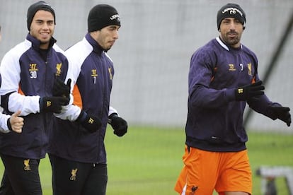 De izquierda a derecha, Suso, Luis Suárez y José Enrique, durante un entrenamiento del Liverpool