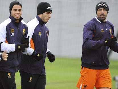 De izquierda a derecha, Suso, Luis Suárez y José Enrique, durante un entrenamiento del Liverpool