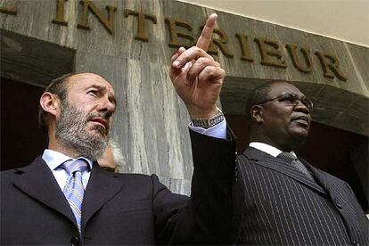 Alfredo Pérez Rubalcaba, con su homólogo senegalés, Ousmane N&#39;Gom, en Dakar.