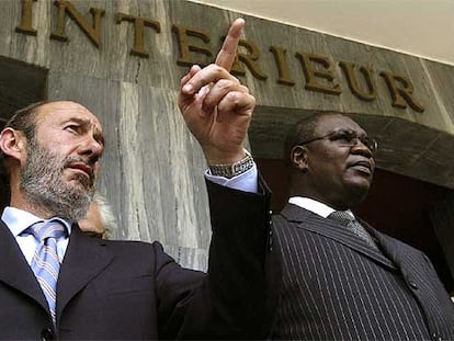 Alfredo Pérez Rubalcaba, con su homólogo senegalés, Ousmane N&#39;Gom, en Dakar.