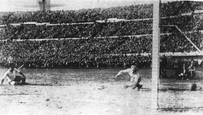 30 de julio de 1930. La anfitriona Uruguay se impone a Argentina 4-2 en el primer mundial de la historia disputado en el estadio Centenario de Montevideo.