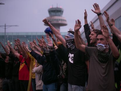 Un momento de la protesta convocada por Tsunami Democràtic en el aeoropuerto de El Prat el 14 de octubre de 2019 tras la sentencia del 'procés'.