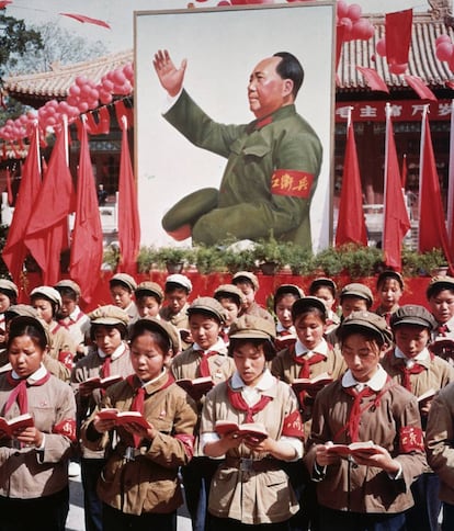 Un grupo de niños leen el Libro Rojo ante un cartel de Mao Zedong en 1968.