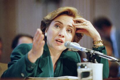 30 de septiembre de 1993. La primera dama de los Estados Unidos, Hillary Clinton, durante la comparecencia en defensa de la reforma sanitaria.