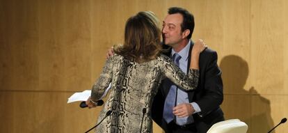 Cobo se despide de Botella en su última rueda de prensa como portavoz.