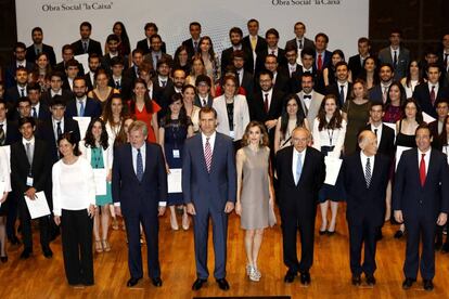 Los Reyes, en la entrega de becas de la Caixa para 120 estudiantes de posgrado.